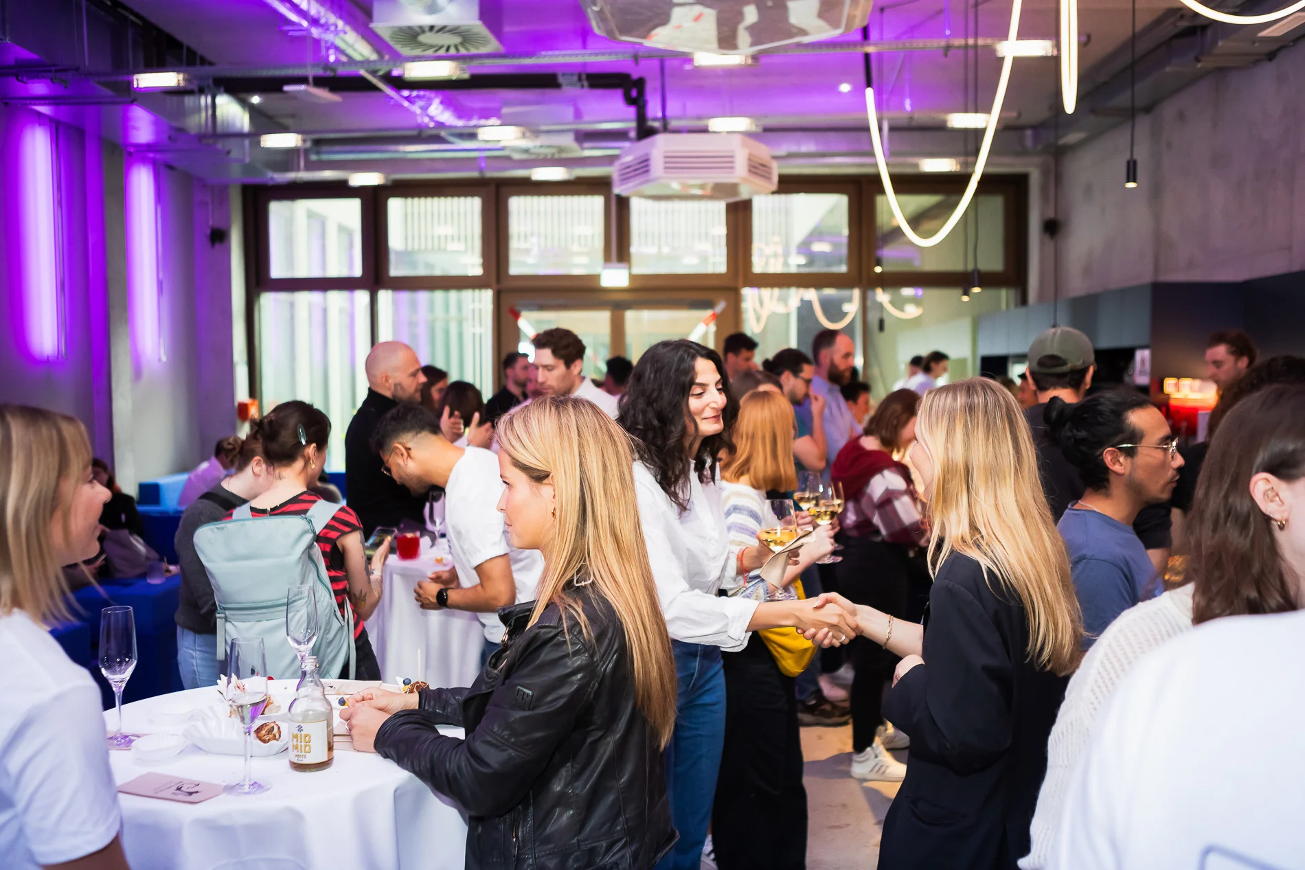 HR Professionals beim Networking auf einem Event